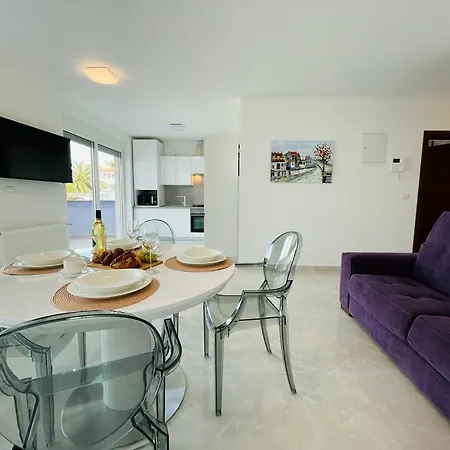 Seascape Apartment *