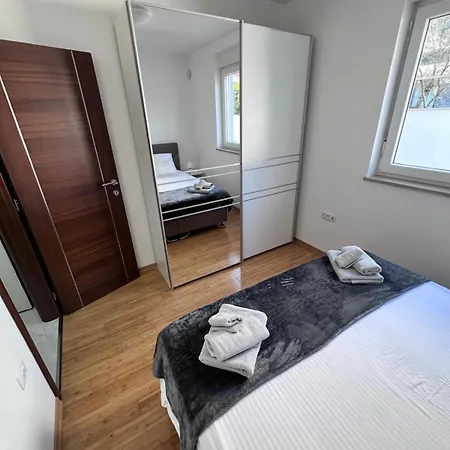 Seascape Apartment *